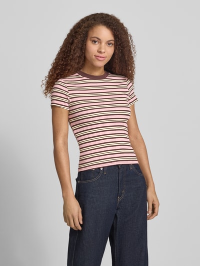 Frauenmodel trägt Damen T-Shirt Slim Fit T-Shirt mit Rundhalsausschnitt Modell 'Sally' von Topshop im Baumwoll-Mix mit Strukturmuster, Rückenlänge bei Größe S 52 cm, Farbverlauf mit Streifen, Ganzkörperansicht von vorne.