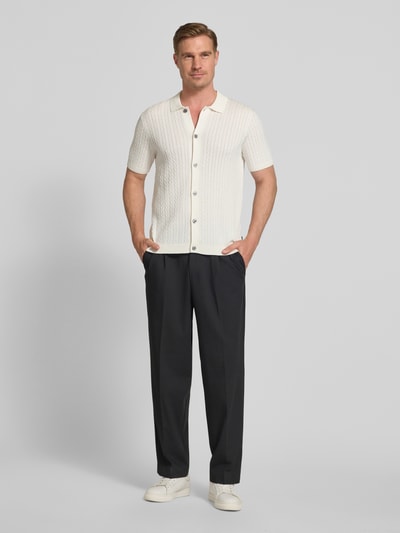 Männermodel trägt Strickshirt mit Polokragen Modell 'Tristao' von JOOP! Collection aus reiner Baumwolle, Slim-Fit, Ganzkörperansicht von vorne.