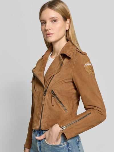 Vrouwenmodel draagt Regular Fit Lederjacke met Umlegekragen model 'Cherry' van Blauer Usa, echt leer, ritssluiting, steekzakken met ritssluiting, zijaanzicht bovenlichaam.