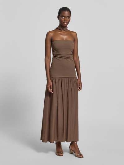 Modelka nosi długa sukienka z głębokim dekoltem na plecach Maxikleid mit tiefem Rückenausschnitt von Little Mistress, mieszanka materiałów z dodatkiem streczu, podkreślająca figurę, drapowania, długość tyłu w rozmiarze 36: 121 cm, szerokość w rozmiarze 36: 30 cm, brązowy kolor, proste linie, gładka faktura, Ganzkörperansicht von vorne.