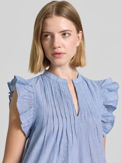Frauenmodel trägt knielanges Kleid mit Rüschenärmeln Modell 'Gemala' von mbyM aus Reine Baumwolle, feine Streifen, Nahaufnahme Oberkörper.