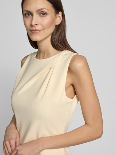 Frauenmodel trägt Knielanges Etuikleid mit Rundhalsausschnitt von Calvin Klein Womenswear, cremefarben, Material-Mix mit Stretch, Nahaufnahme Oberkörper