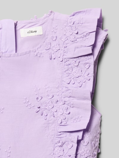 Mädchen trägt Tailliertes Freizeitkleid aus reiner Baumwolle von s.Oliver RED LABEL in Flieder, Zier-Stickerei, Volants, Nahaufnahme Oberkörper.