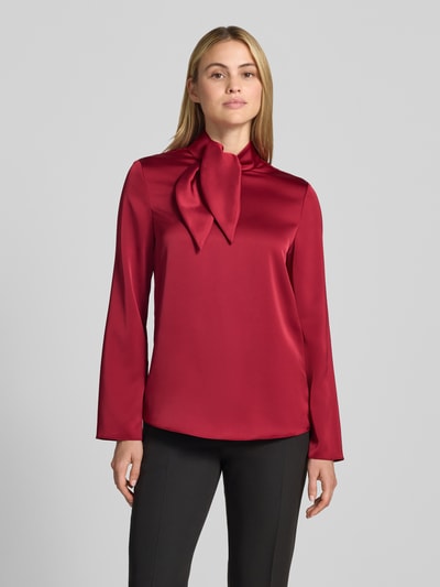 Frauenmodel trägt Regular Fit Bluse aus Satin von Emporio Armani in Dunkelrot, Stehkragen, langärmelig, glatte Oberfläche, Ganzkörperansicht von vorne.