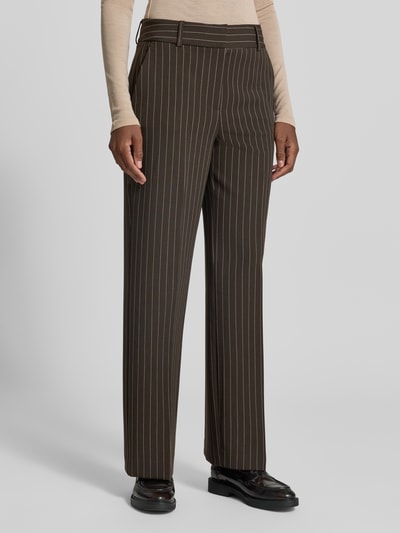 Vrouwenmodel draagt donkere wide leg pantalon met krijtstrepen, Wide Leg Anzughose met riemlussen model 'Rita' van Selected, damespantalon, geheellichaamsaanzicht van voren.