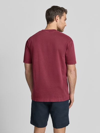 Männermodel trägt Relaxed Fit T-Shirt aus reiner Baumwolle von Marc O'Polo, Optik: Unifarben, Passform: Relaxed-Fit, kurzarm, Ganzkörperansicht Rückansicht.