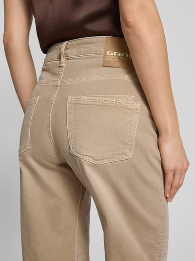 Frauenmodel trägt Straight Fit Jeans im 5-Pocket-Design Modell 'Ida' von Gang, beigefarbener elastischer Baumwoll-Mix, Ganzkörperansicht Rückansicht