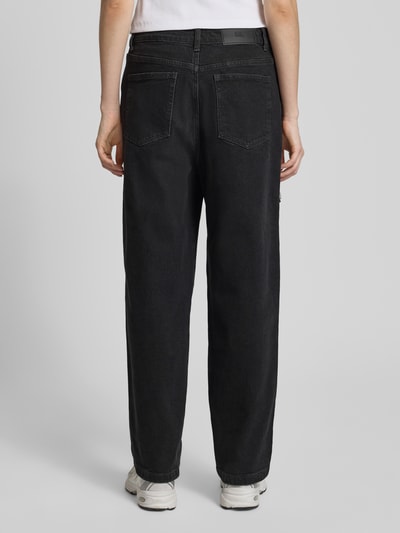 Frauenmodel trägt Straight Fit Jeans mit Cut Out von Karo Kauer aus Baumwoll-Elasthan-Mix, schwarz, 5-Pocket-Design, Ganzkörperansicht Rückansicht.