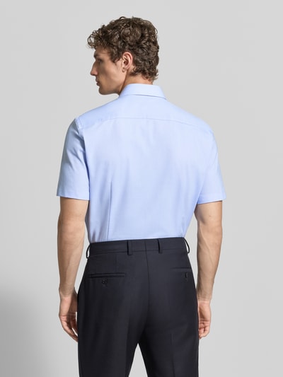Männermodel trägt Slim Fit Business-Hemd mit Kentkragen von Jake*s, hellblau, Baumwoll-Mix mit Stretch-Anteil, Ganzkörperansicht Rückansicht.