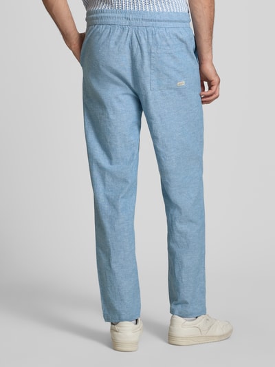 Männermodel trägt Hose aus Baumwoll-Leinen-Mix mit elastischem Bund von Blend in Hellblau, Regular-Fit, Modell 'ABAN', Rückansicht