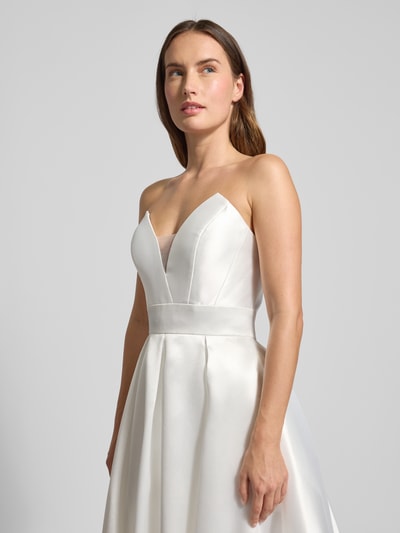 Kobiece model nosi Regular Fit Brautkleid mit Zierknopfleiste od Luxuar z satyny, krój taliowany, bez rękawów, zamek, ozdobna listwa guzikowa; długość tyłu 202 cm, szerokość klatki piersiowej 33 cm; rozmiar 36; imitacja satyny. Ujęcie: z przodu, zbliżenie na górę sukni.