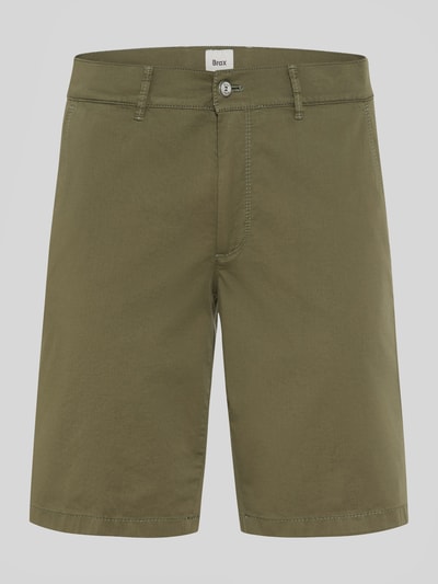 Produktfoto, olivgrüne Regular Fit Chinoshorts aus Baumwoll-Mix Modell 'BOZEN' von Brax, glatte Textur, sichtbare Gürtelschlaufen, Knopfverschluss und seitliche Eingrifftaschen, unifarbene Optik, Paspeltaschen mit Knopf, Herrenshorts.