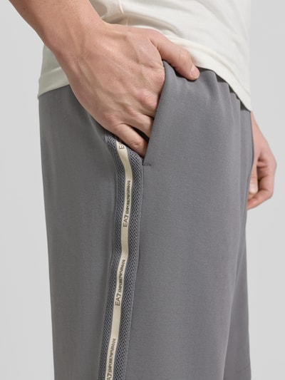 Männermodel trägt Shorts mit elastischem Bund von EA7 Emporio Armani aus Baumwoll-Mix in Grau, Nahaufnahme Oberkörper, Regular Fit.