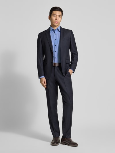 Männermodel trägt Regular Fit Business-Hemd mit Kentkragen von ETERNA in Blau, reine Baumwolle, Sportmanschetten, Ganzkörperansicht von vorne.