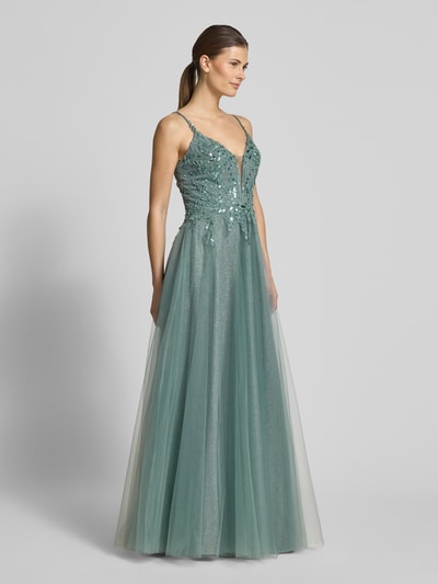 Modelka prezentuje Regular Fit Abendkleid mit floralem Ziersteinbesatz od Luxuar, mesh, krój regular fit, florystyczny haft i koraliki, optyka brokatowa, ramiączka spaghetti, wiązanie z tyłu, długość tyłu w rozmiarze 36: 144 cm, szerokość w rozmiarze 36: 35 cm, całość w zielonym odcieniu, widok całościowy z przodu.