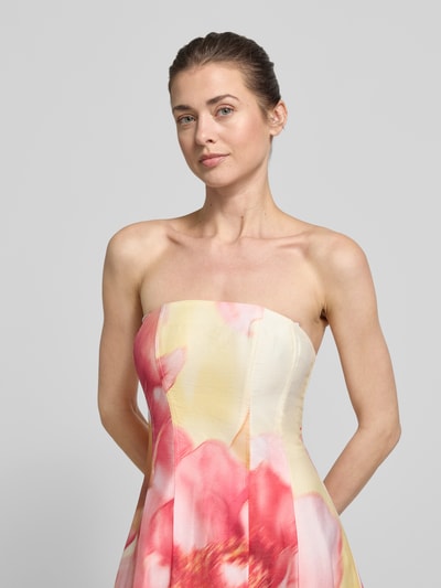 Frauenmodel trägt Cocktailkleid im Off-Shoulder-Look Modell 'Mirielle' von Forever New, Pastelltöne, florales Muster, Lyocell-Mix, Nahaufnahme Oberkörper.