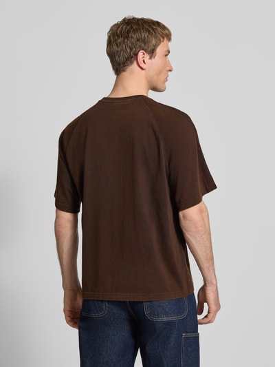 Männermodel trägt T-Shirt mit Rundhalsausschnitt und Label-Stitching von adidas Originals aus reiner Baumwolle, Relaxed-Fit, Rückenlänge 70 cm, Ganzkörperansicht Rückansicht.
