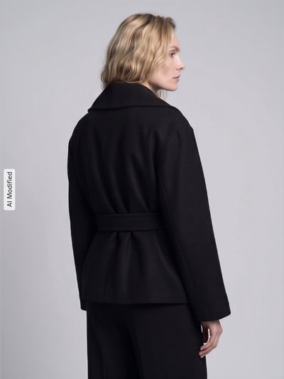 VERO MODA kurtka z pluszu/ze sztucznego futra z wiązanym paskiem, krój regular fit model 'ANNE' Czarny 5
