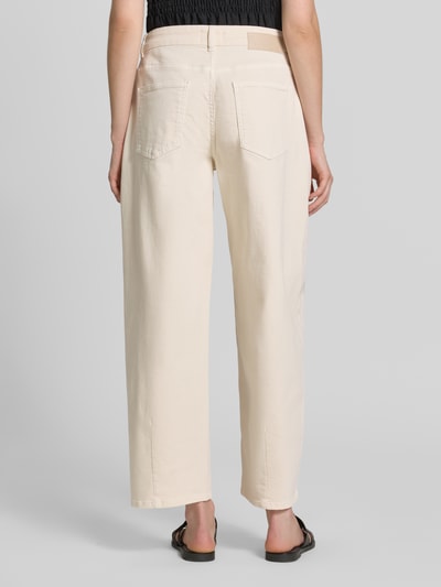 Frauenmodel trägt Barrel Jeans im 5-Pocket-Design Modell 'Lolah breath' von OPUS in Creme, Baumwoll-Mix mit Stretch-Anteil, Ganzkörperansicht Rückansicht.