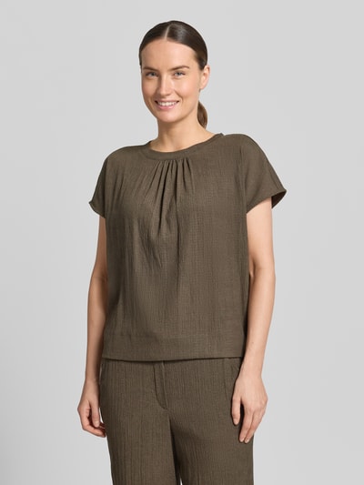 Frauenmodel trägt Regular Fit Damen T-Shirt mit Strukturmuster Modell 'Salti' von OPUS aus Elastischer-Material-Mix, Kurzärmelig, Rundhalsausschnitt, Raffung, Farbe Braun, Rückenlänge 53 cm bei Größe 36, Ganzkörperansicht von vorne.