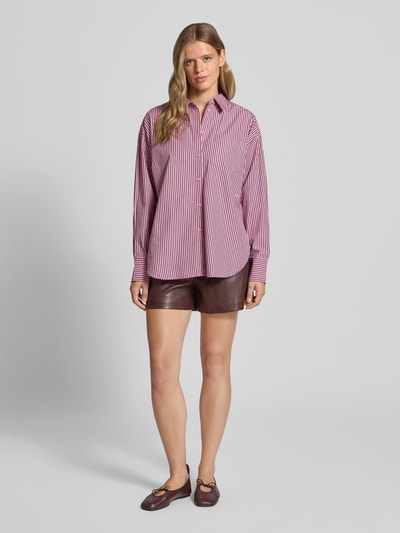 Vrouwenmodel draagt Shorts met Bundplooien in Lederlook van ONLY, effen kleur, glad oppervlak, Ganzkörperaanzicht van voren.