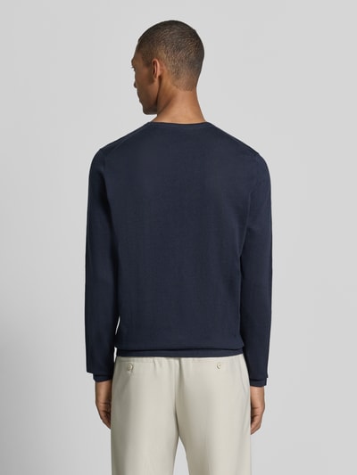 Männermodel trägt Strickpullover aus Baumwolle mit Rundhalsausschnitt von Christian Berg Men in Dunkelblau, Slim Fit, Rückenansicht, Ganzkörperansicht Rückansicht