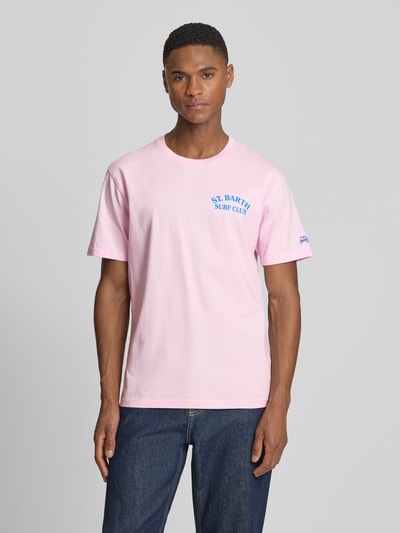 Männermodel trägt Herren T-Shirt mit Label-Prints Modell 'PORTLAND' von MC2 Saint Barth in Rosa, Reine Baumwolle, Regular-Fit, Rundhalsausschnitt, Vorderansicht, Nahaufnahme Oberkörper.