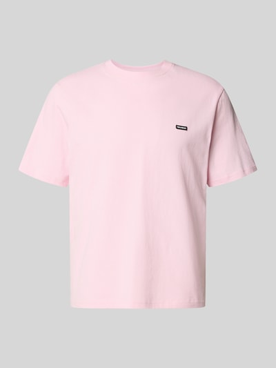Produktfoto, T-Shirt mit Label-Patch und Rundhalsausschnitt von REVIEW, Herren T-Shirt aus Reine Baumwolle, Boxy-Fit, Rückenlänge 66 cm, Farbe Rosa, glatte Struktur
