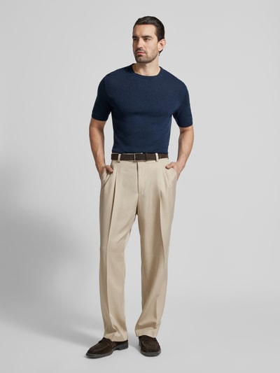 Męski model nosi Strickshirt mit Kaschmir-Anteil und Knopfleiste von FTC Cashmere, mieszanka bawełny i kaszmiru, krój slim fit, kołnierzyk polo, listwa guzikowa, długość tyłu w rozmiarze 50: 64 cm, ciemnoniebieski i beżowy, gładka faktura, pełny widok z przodu.