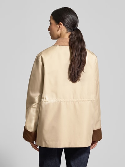 Frauenmodel trägt Parka mit Umlegekragen und Eingrifftaschen Modell 'ANCA' von YAS aus Baumwoll-Mix, Regular-Fit, Rückenlänge 72 cm, Schulterbreite 45 cm, Brustweite 53 cm, Ärmellänge 61 cm, helle und braune Farbtöne, glatte Textur, Ganzkörperansicht Rückansicht.