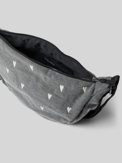 Produktfoto, Fanny Pack aus reiner Baumwolle in Denim-Optik von Studio Noos, graue Tasche mit Allover-Motiv-Stitching und Logo-Detail