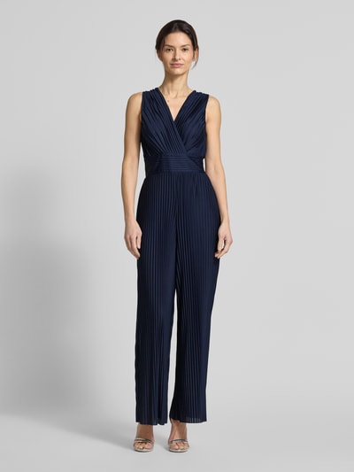 Vrouwenmodel draagt Jumpsuit met plooien model 'Linnea' van GUIDO MARIA KRETSCHMER WOMAN in satijn, getailleerde fit, voorkant, geheel.