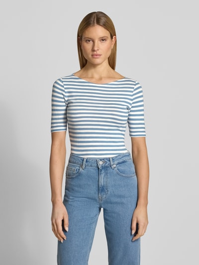 Frauenmodel trägt Slim Fit T-Shirt aus reiner Baumwolle von Marc O'Polo, Optik:Allover-Muster, Gestreift, Logo-Print, U-Boot-Ausschnitt, Kurzarm, Material: Reine Baumwolle, Ganzkörperansicht von vorne.