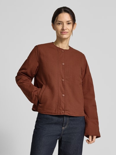 Frauenmodel trägt Jacke mit Rundhalsausschnitt Modell 'GABI' von ECOALF aus reiner Baumwolle, regular Fit, schokoladenbraun, Nahaufnahme Oberkörper.