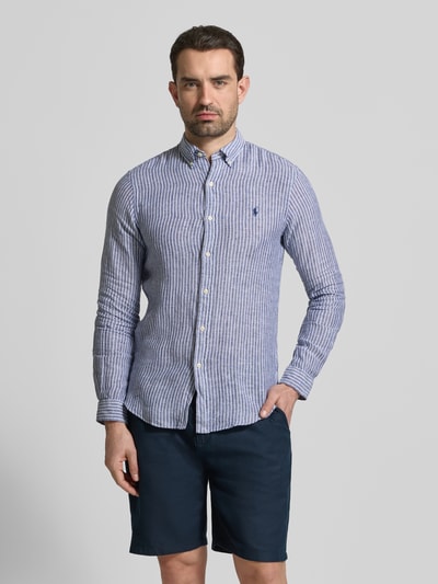 Mannelijk model draagt Slim Fit Freizeithemd aus reinem Leinen van Polo Ralph Lauren in meerkleurig streeppatroon, pure linnen, voorkant hele lichaam