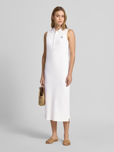 Frauenmodel trägt Figurumschmeichelndes Polokleid aus Baumwoll-Mix von Polo Ralph Lauren in Optik: Unifarben, Midi-Länge, Logo-Stitching, Polokragen, V-Ausschnitt, ärmellos, Knopfleiste, Seitenschlitz, Materialverarbeitung: Piqué, Material: reine Baumwolle, Ganzkörperansicht von vorne.