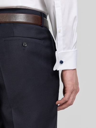 Männermodel trägt Slim Fit Businesshemd aus Twill von Jake*s in Weiß, Easycare Baumwolle, Umschlagmanschette, Nahaufnahme Unterarm.