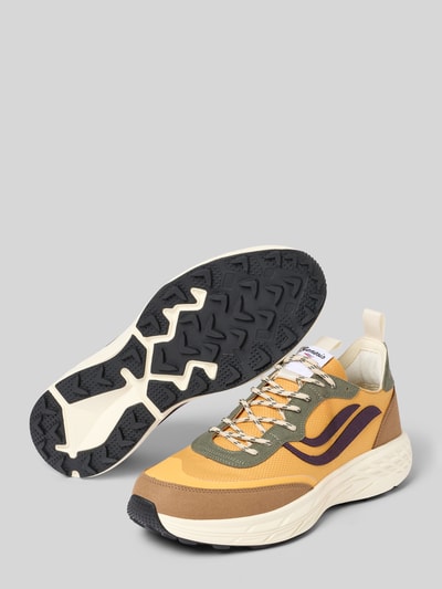 Produktfoto, Sneaker mit Logo-Detail Modell 'Hike' von Genesis in Gelb, Braun und Beige mit Kontrastbesatz und abgerundeter Passform auf strukturierter Sohle, Kontext: Herren Sneaker von Genesis, Absatzhöhe 5 cm, Schafthöhe 9 cm, Schaftweite 10 cm