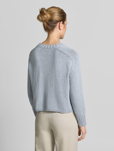 Frauenmodel trägt Oversized Strickpullover aus Baumwoll-Mix von Marc O'Polo in Hellblau, grobe Strickstruktur, ganzkörperansicht rückansicht.