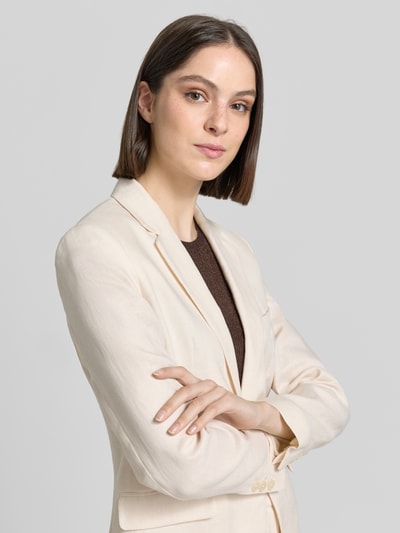 Frauenmodel trägt Blazer mit Pattentaschen Modell 'Boreli' von Mango in Reine Baumwolle, Taillierter Passform, Reverskragen, Brusttasche, Nahaufnahme Oberkörper.