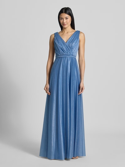 Frauenmodel trägt Abendkleid mit Glitzer-Mesh von TROYDEN COLLECTION in Blau, V-Ausschnitt, taillierte Passform, Ganzkörperansicht von vorne.
