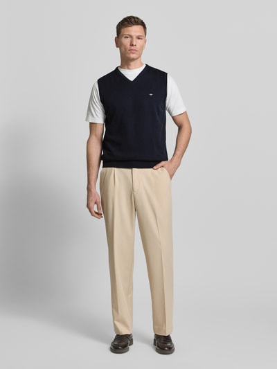 Männermodel trägt Pullunder mit Label-Stitching von Fynch-Hatton in Dunkelblau, Reine Baumwolle, Regular-Fit, Ganzkörperansicht von vorne.