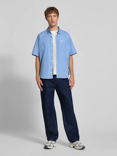 Männermodel trägt Straight Fit Jeans im 5-Pocket-Design Modell 'TYRELL' von Edwin aus reiner Baumwolle, Ganzkörperansicht von vorne.