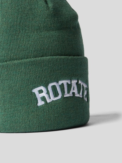 ROTATE Beanie mit Label-Stitching Gruen 3