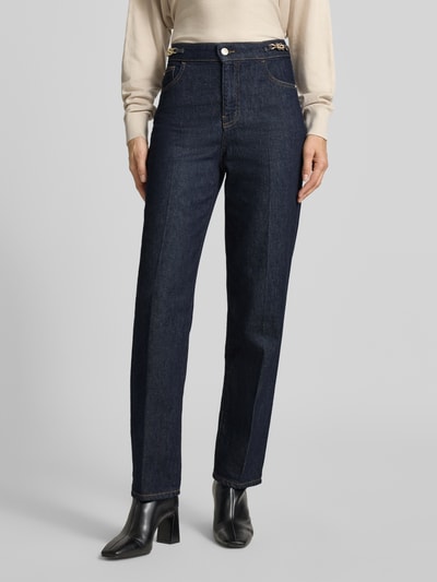 Frauenmodel trägt Straight Fit Jeans mit Knopfverschluss von Emporio Armani, dunkler Denim mit Metallic-Details, 5-Pocket-Design, Bügelfalten, Ganzkörperansicht von vorne.