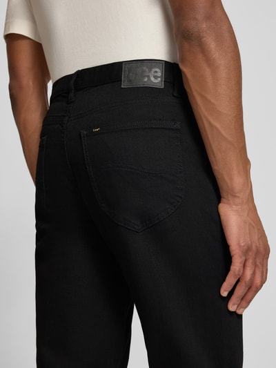 Männermodel trägt schwarze Straight Fit Jeans im 5-Pocket-Design Modell 'WEST' von Lee, Baumwoll-Mix, Detailaufnahme Rückansicht.