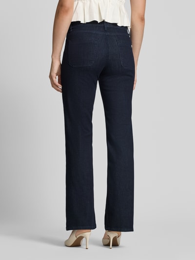 Frauenmodel trägt Straight Fit Jeans aus Baumwoll-Mix Modell 'TESS' von CAMBIO in dunklem Blau, glatte Oberfläche, Ganzkörperansicht Rückansicht, Damen Straight Fit Jeans von CAMBIO.