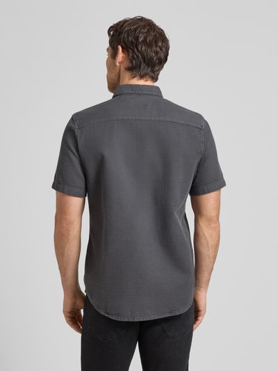 Męski model nosi Regular Fit Freizeithemd aus reiner Baumwolle von Tom Tailor, efekt: jednolity kolor, faktura, krótki rękaw, kołnierzyk typu kent, listwa guzikowa na całej długości, brustasza, wykończenie materiału washed, bawełna, pas na plecach, Ganzkörperansicht Rückansicht.