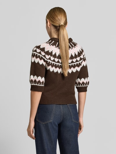 Kobiece model prezentuje sweter żakardowy w brązowo-białych odcieniach, imitacja dzianiny, krój regular fit, model 'Jacquard' od Rich & Royal, okrągły dekolt, rękaw o dł. 1/2, długość tyłu w rozmiarze S: 55 cm, długość rękawów w rozmiarze S: 39 cm, widok całej sylwetki od tyłu.
