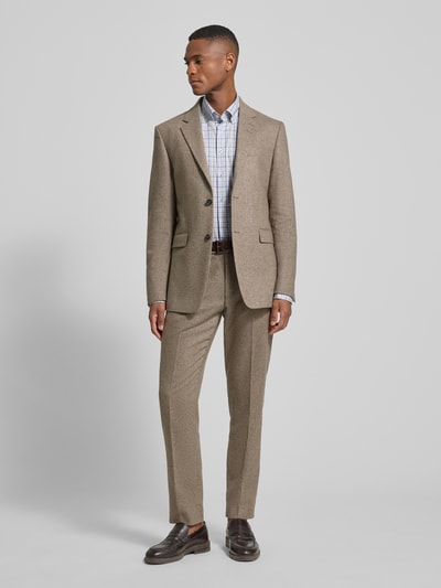 Männermodel trägt Comfort Fit Businesshemd aus Baumwolle mit Button-Down-Kragen von ETERNA, Ganzkörperansicht von vorne, Reine Baumwolle, Knopfleiste, Rückenlänge 77 cm, Schulterbreite 46 cm, Ärmellänge 66 cm, dezente Farben und glatte Textur.